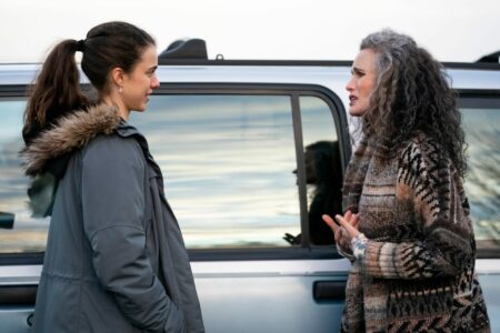 Atriz admite dificuldade em ser cruel com a filha em série da Netflix Margaret Qualley e Andie MacDowell em Maid (Divulgação)