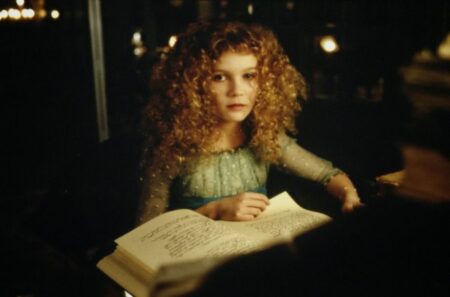 Kirsten Dunst como Claudia em Entrevista com o Vampiro (Reprodução)