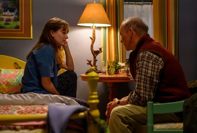 Michael Keaton e Kaitlyn Dever em Dopesick (Divulgação/Hulu)