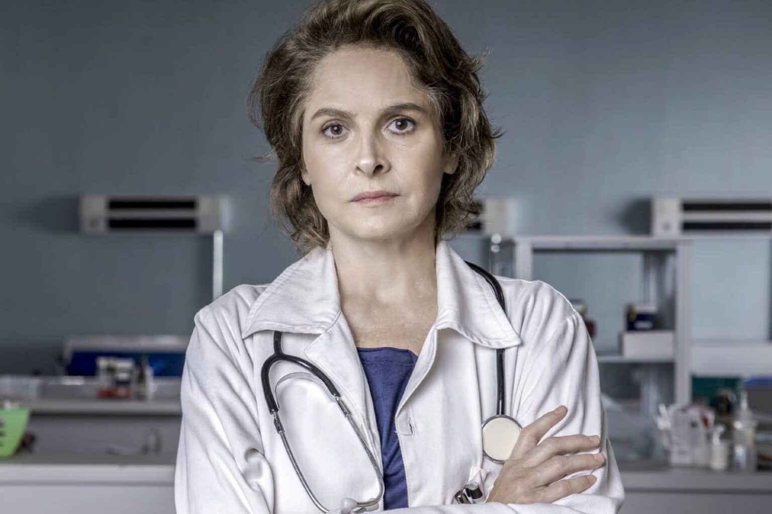 Drica Moraes sofre acidente nos bastidores do Sob Pressão drica moraes caracterizada com vera em sob pressao 17200352