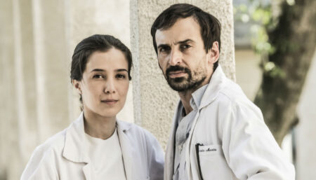 Por que Sob Pressão ‘saiu’ da Globo e virou um Original Globoplay? Carolina (Marjorie Estiano) e Evandro (Julio Andrade) em Sob Pressão