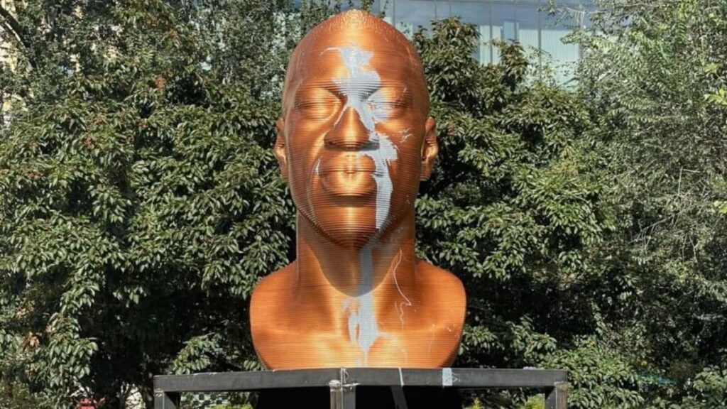 Ex-ator é preso em Nova Iorque por vandalizar estátua de George Floyd Estátua de George Floyd (Divulgação)