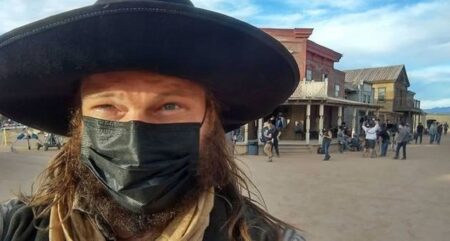 Ator de Rust fala que câmeras recebiam mais proteção que atores Ian A. Hudson no set de Rust (Reprodução)