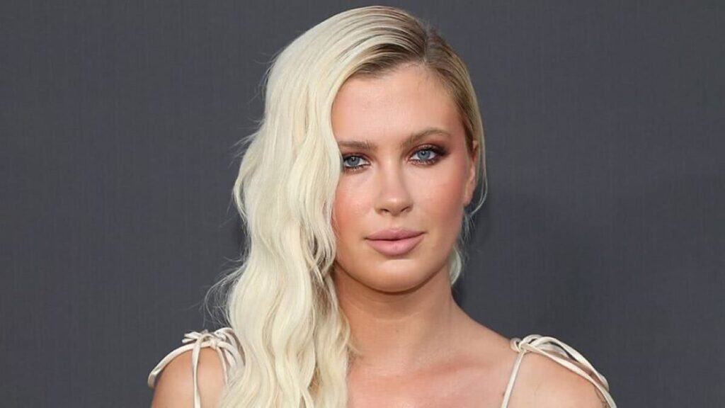 Filha de Alec Baldwin se revolta contra a mídia: “Insensíveis” Ireland Baldwin (Divulgação)