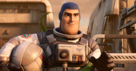 Buzz Lightyear em Lightyear (Reprodução / Disney)