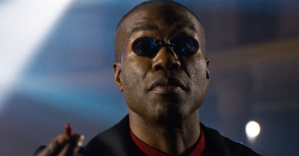Matrix 4 sugere que Morpheus x Neo não é mais uma luta acirrada Yahya Abdul-Mateen II como Morpheus em Matrix Resurrections (Reprodução / Warner Bros.)