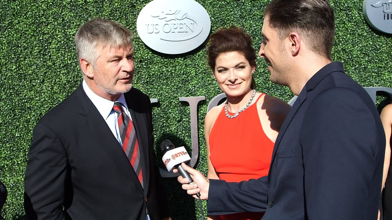 Debra Messing defende Alec Baldwin depois de acusação de assassinato 2 Alec Baldwin e Debra Messing (Reprodução/Youtube)