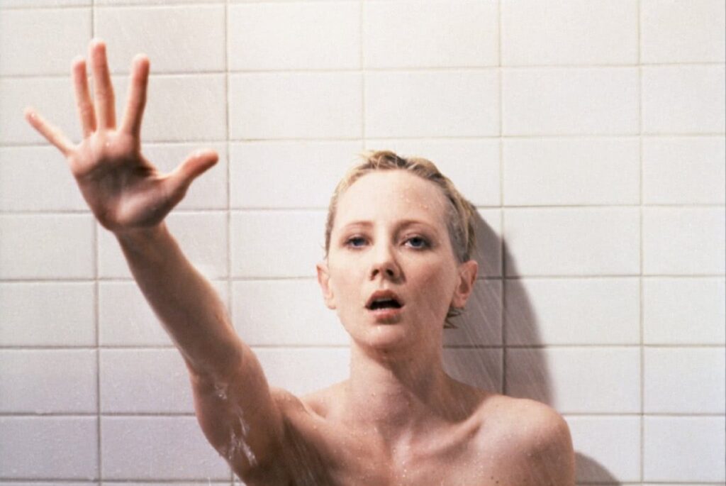 Anne Heche está totalmente desacordada após acidente grave psycho remake