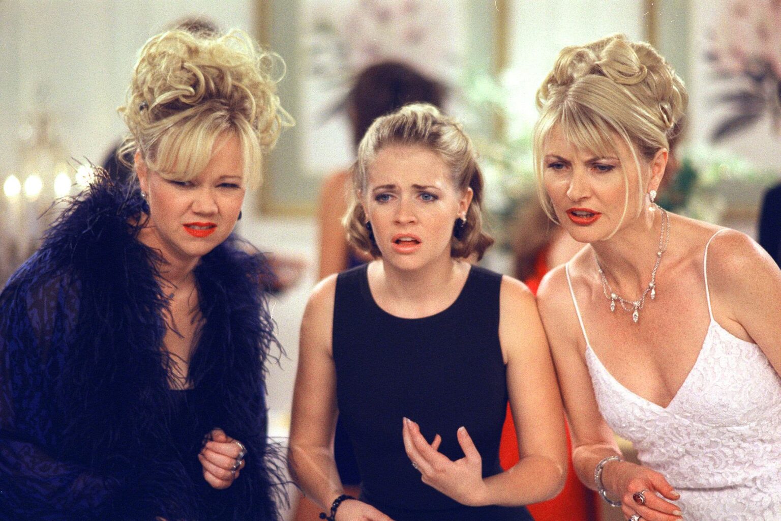 Atriz famosa na Netflix chegou a ser rejeitada nos anos 90 em série de sucesso Hilda (Caroline Rhea), Sabrina (Melissa Joan Hart) e Zelda (Beth Broderick) em Sabrina, a Aprendiz de Feiticeira