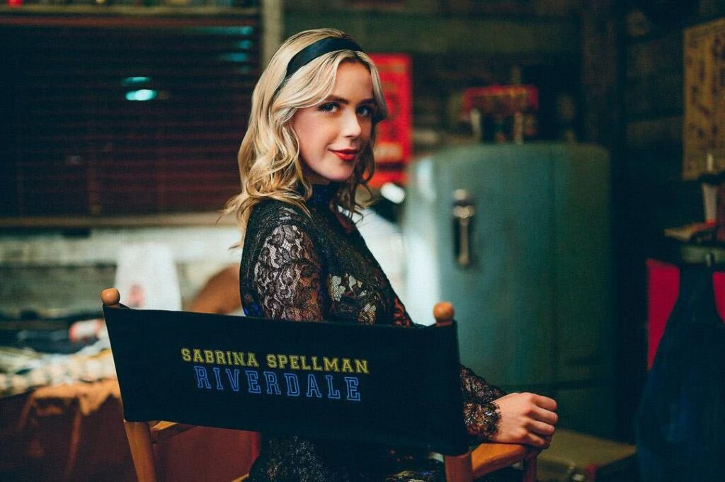 Sabrina Spellman estará em Riverdale (Reprodução/Twitter)