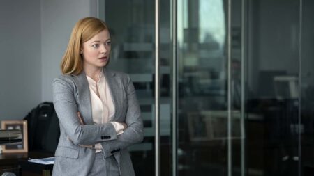 Sarah Snook em Succession (Reprodução)