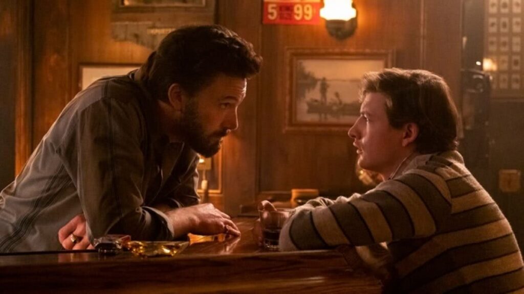 Ben Affleck e Tye Sheridan em The Tender Bar (Reprodução)