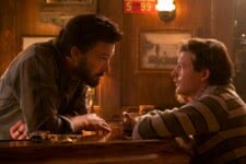 Ben Affleck e Tye Sheridan em The Tender Bar (Reprodução)