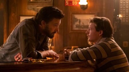 Ben Affleck vive tio amoroso em The Tender Bar, confira o trailer Ben Affleck e Tye Sheridan em The Tender Bar (Reprodução)