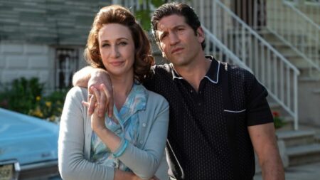 Vera Farmiga e Jon Bernthal em The Many Saints of Newark (Reprodução)