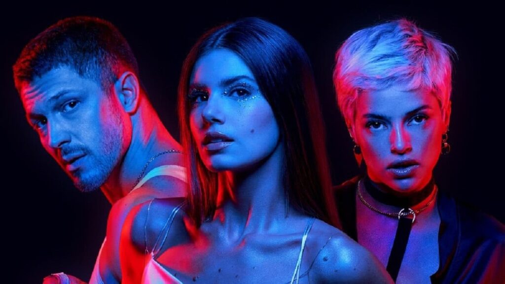 Globoplay troca Camila Queiroz por atriz iniciante no cartaz de Verdades Secretas 2 Cristiano (Romulo Estrela), Angel (Camila Queiroz) e Giovanna (Agatha Moreira) em Verdades Secretas