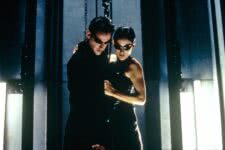 Keanu Reeves e Carrie-Anne Moss em cena de Matrix