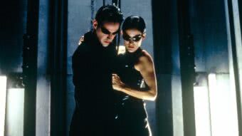 Keanu Reeves e Carrie-Anne Moss em cena de Matrix