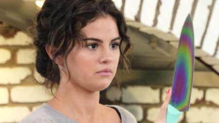 Gente como a gente! Encalhada, Selena Gomez diz que está pegando qualquer um 397934725 knives on selena and chef