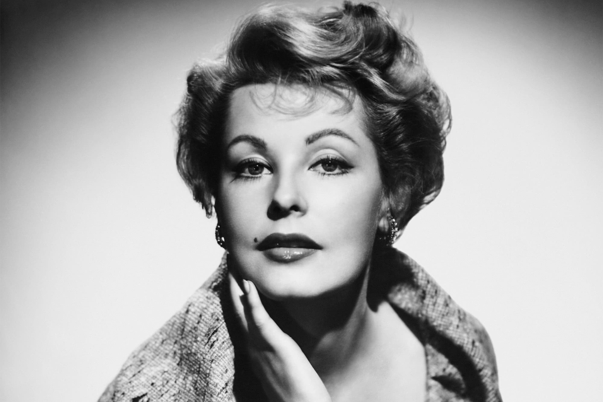 Atriz de Jornada ao Centro da Terra morre aos 96 anos 2 Arlene Dahl em Wicked as They Come, de 1956