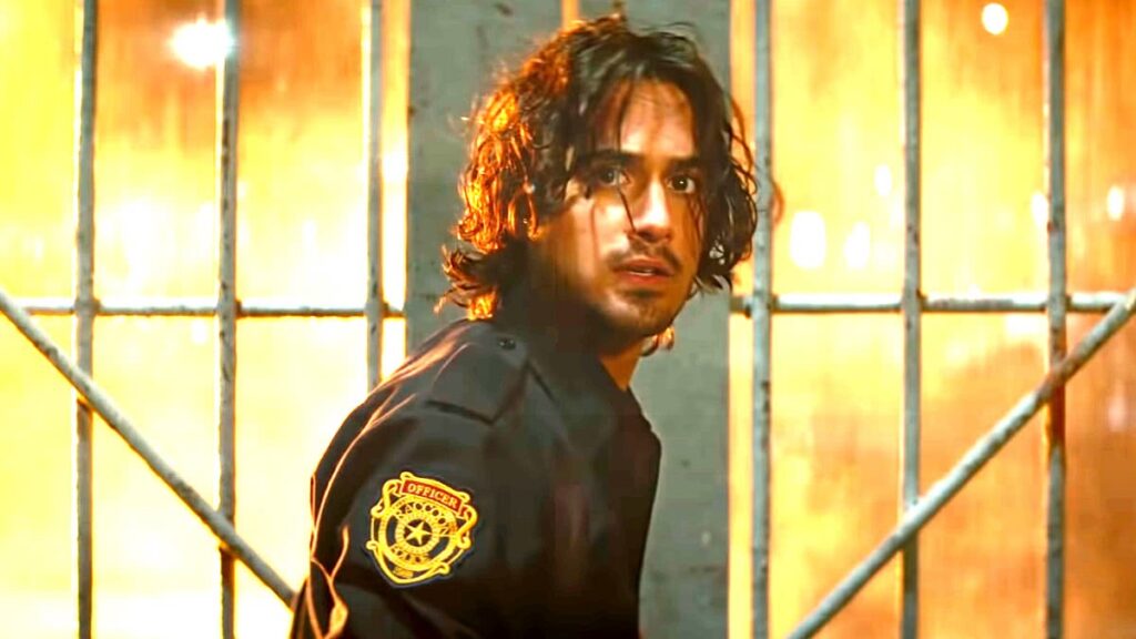 Avan Jogia achou que tinha sido enganado por diretores de Resident Evil Avan Jogia como Leon em Resident Evil: Bem-Vindo a Raccoon City (Reprodução)