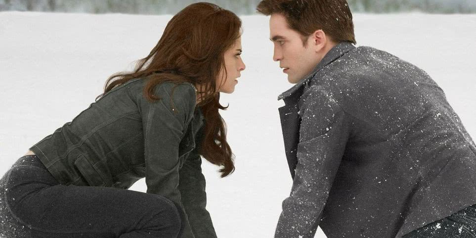 Bella (Kristen Stewart) e Edward (Robert Pattinson) em Amanhecer (Reprodução)
