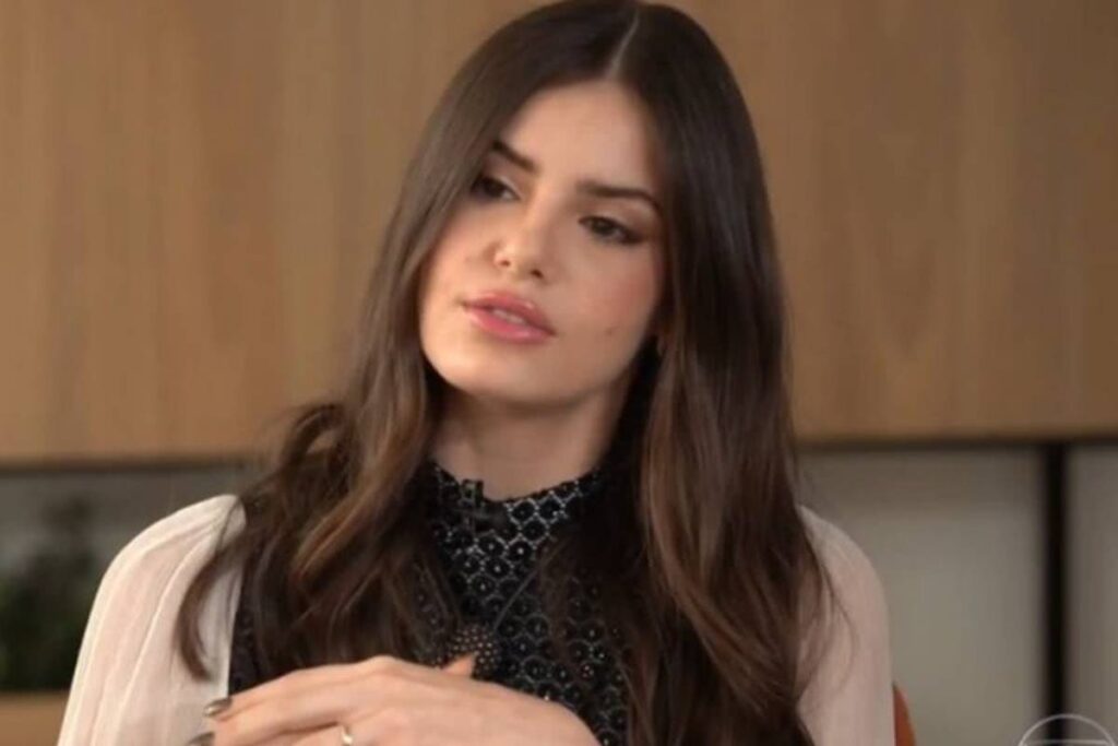 Camila Queiroz muda o visual para fazer primeiro filme da carreira Camila Queiroz 1
