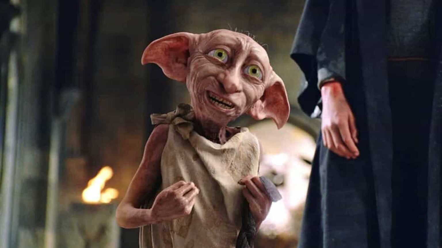 Melhores frases de Dobby na franquia Harry Potter Dobby é libertado em Harry Potter e a Câmara Secreta (Reprodução)