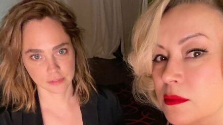 Fiona Douriff é Charles Lee Ray e Jennifer Tilly é Tiffany Valentine em Chucky (Reprodução/Twitter)