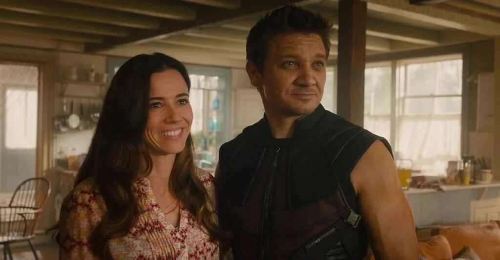 Jeremy Renner revela o maior superpoder do Gavião Arqueiro Linda Cardellini e Jeremy Renner em cena de Vingadores: Era de Ultron (Reprodução / Marvel)