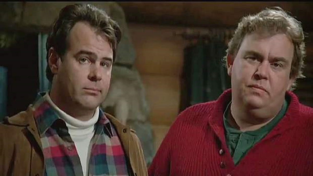 Dan Aykroyd está tentando produzir sequência de As Grandes Férias 1 Dan Aykroyd é Roman e John Candy é Chet em As Grandes Férias (Reprodução)