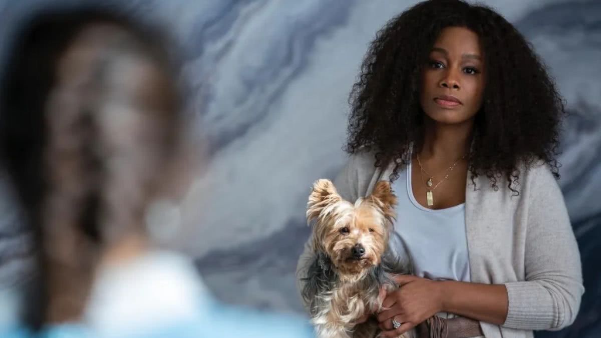 Anika Noni Rose interpreta Regina em Maid. (Reprodução)