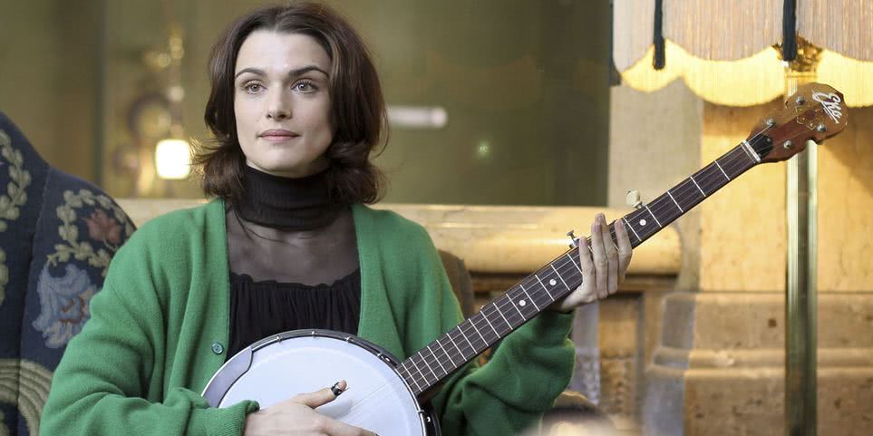 Atores que aprenderam a tocar instrumentos para interpretar músicos em filmes 3 Rachel Weisz em Vigaristas (Reprodução)