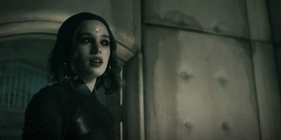 Ravena (Teagan Croft) em Titãs (Reprodução)