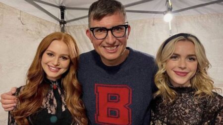 Riverdale: Criador diz que personagem assassinado deve voltar dos mortos Petsch, Shipka e Aguirre-Sacasa.. (Reprodução)