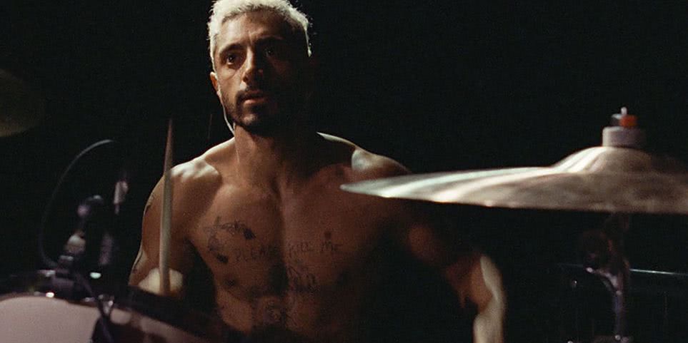 Atores que aprenderam a tocar instrumentos para interpretar músicos em filmes 2 Riz Ahmed em The Sound of Metal (Reprodução)