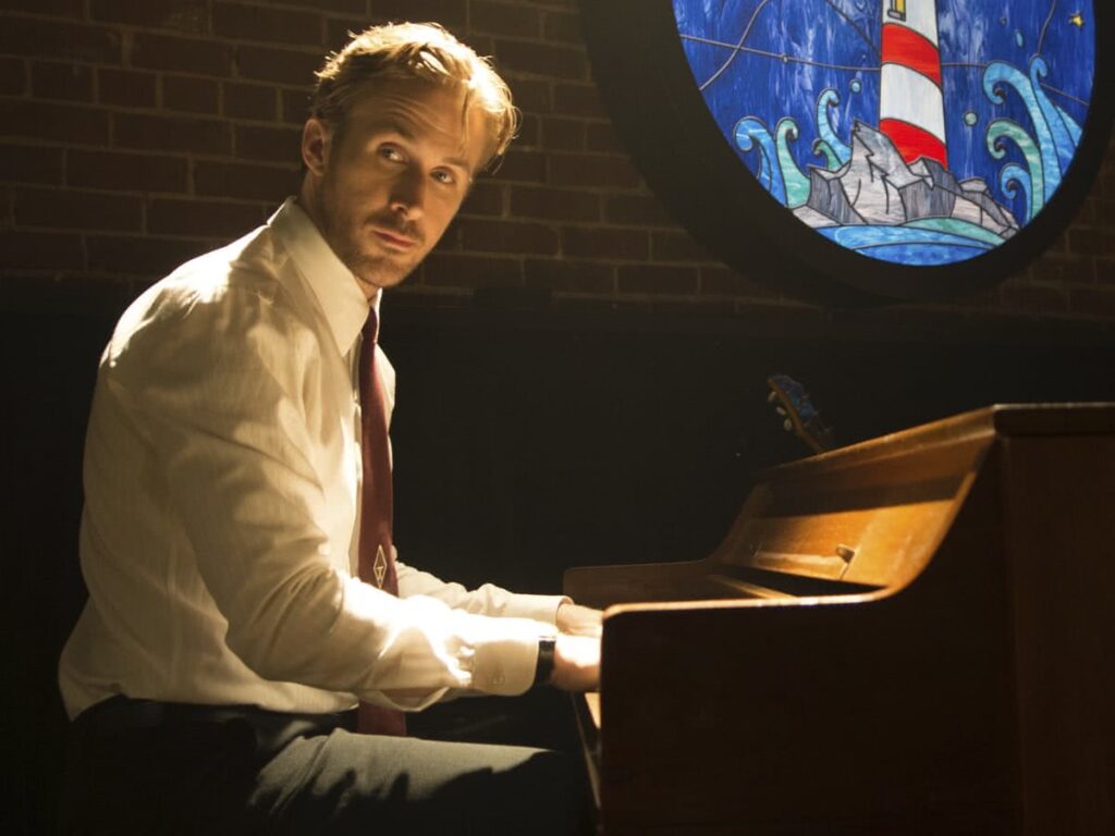 Atores que aprenderam a tocar instrumentos para interpretar músicos em filmes Ryan Gosling em La La Land (Reprodução)