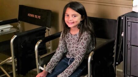 Atriz mirim de Patrulha do Destino tem ajuda de colega para conseguir chorar Skye Roberts