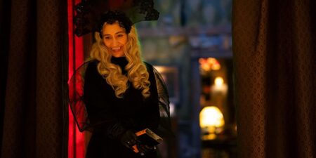 The Guide (Kristen Schaal) em What We Do In The Shadows (Reprodução)