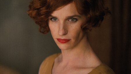Eddie Redmayne se arrepende de interpretar trans em filme: “Foi um erro” Eddie Redmayne como Lili Elbe em A Garota Dinamarquesa