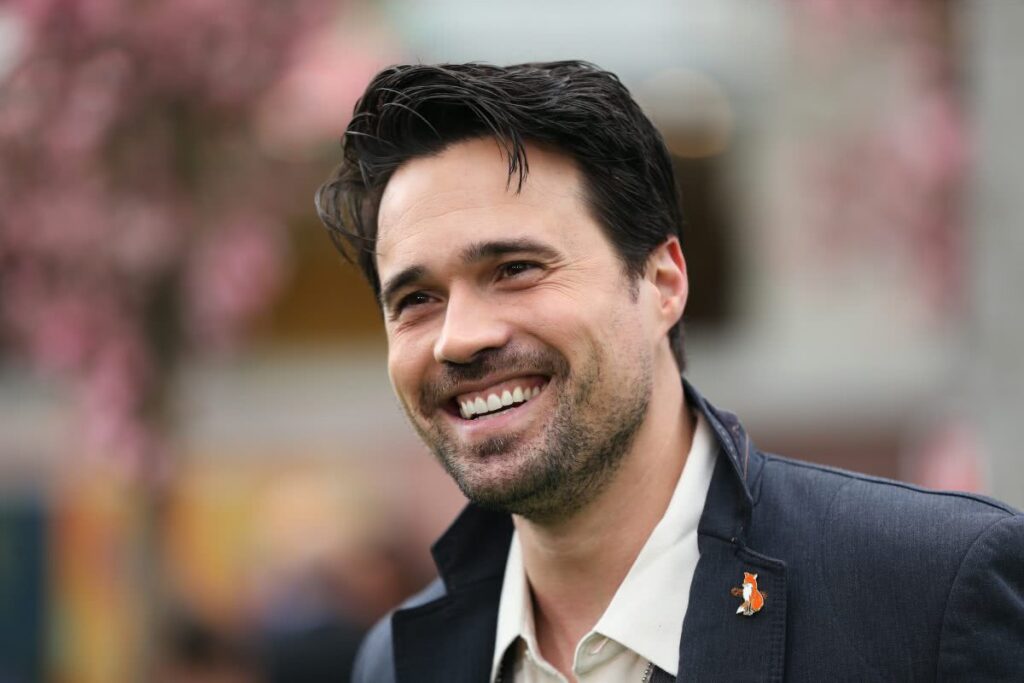 Ator de Agents of SHIELD ganha papel fixo em Chicago Fire Brett Dalton