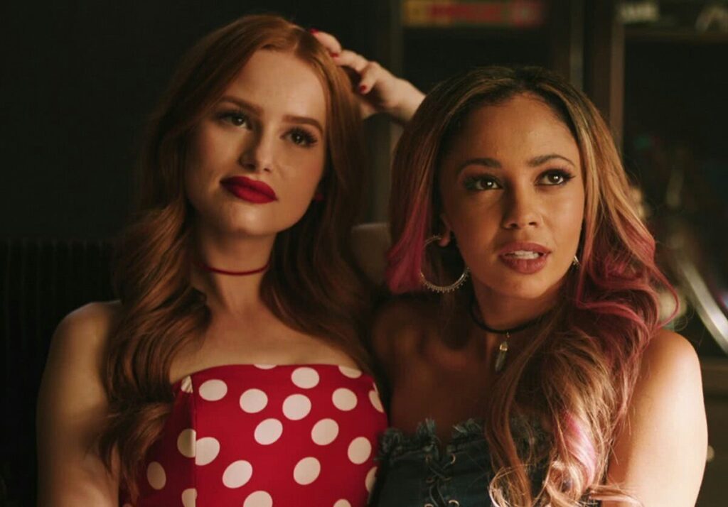 Madeleine Petsch é Cheryl Blossom e Vanessa Morgan é Toni Topaz em Riverdale (Reprodução)