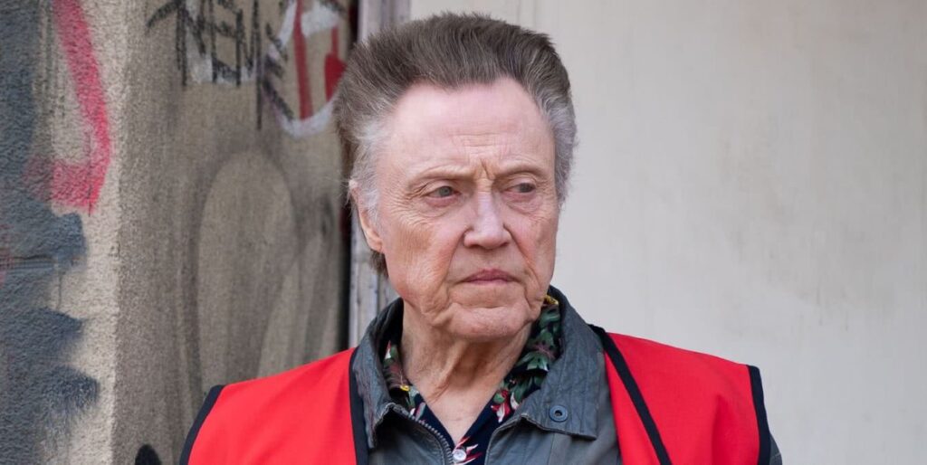 Christopher Walken destrói arte de Banksy no fim da série The Outlaws Christopher Walken em The Outlaws (Reprodução)