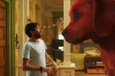 Cena de Clifford, o Gigante Cão Vermelho (Reprodução / Paramount)