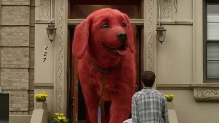 Cena de Clifford, o Gigante Cão Vermelho (Reprodução)