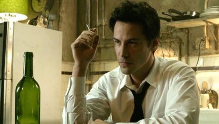 Keanu Reeves diz que voltaria a interpretar Jhon Constantine Keanu Reeves como John Constantine em Constantine (Reprodução)
