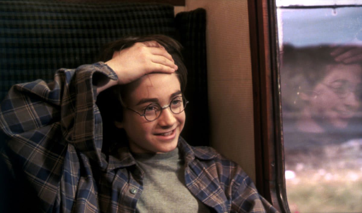 Por que Daniel Radcliffe ficou com o rosto manchado em gravações de Harry Potter? 2 Cena de Harry Potter e a Pedra Filosofal (Reprodução)