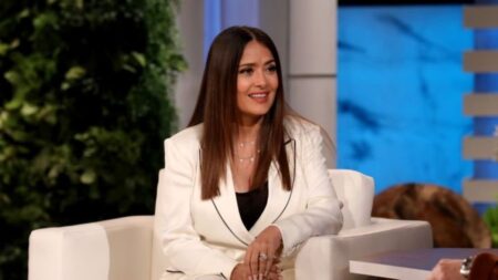 Salma Hayek deu ‘jeitinho brasileiro’ para conseguir pagar por hobby Salma Hayek no The Ellen DeGeneres Show (Reprodução)