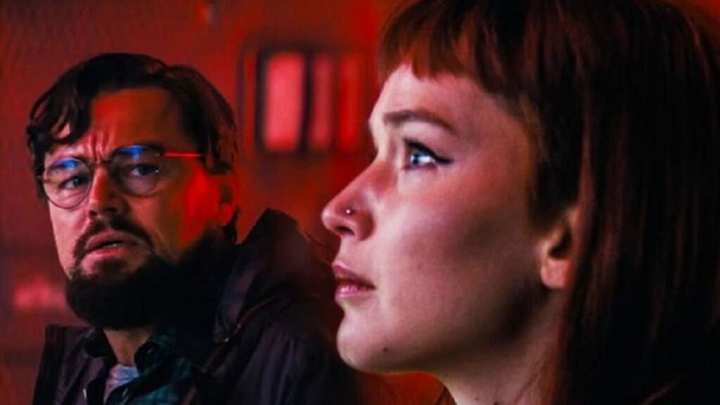 Você notou que Chris Evans estava em Não Olhe Para Cima? Leonardo DiCaprio e Jennifer Lawrence em Não Olhe para Cima (Reprodução / Netflix)