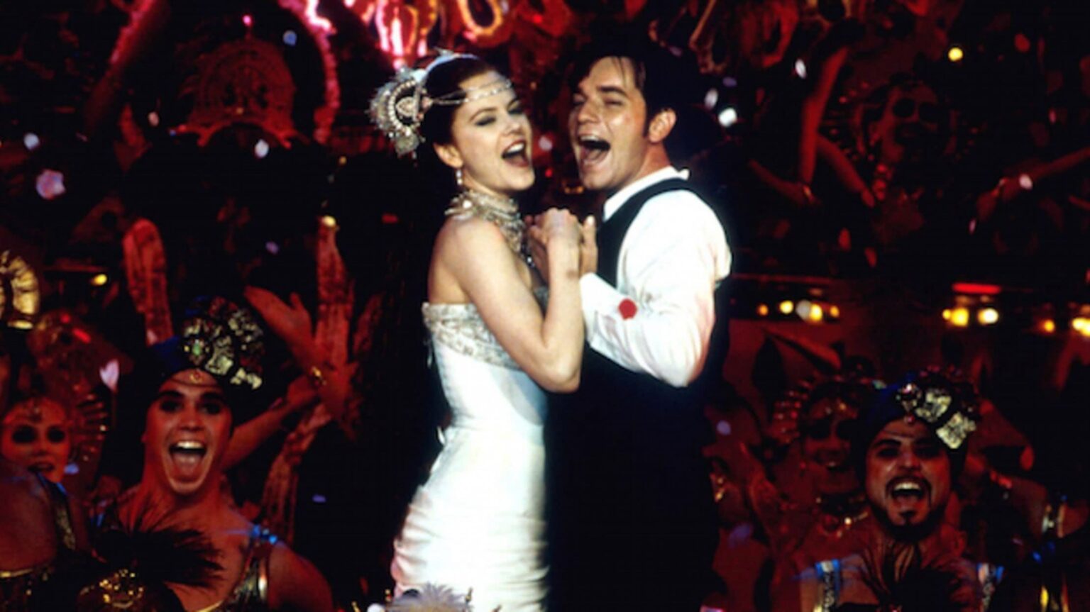 Moulin Rouge só virou filme por causa de Elton John; entenda Cena de Moulin Rouge (Reprodução)